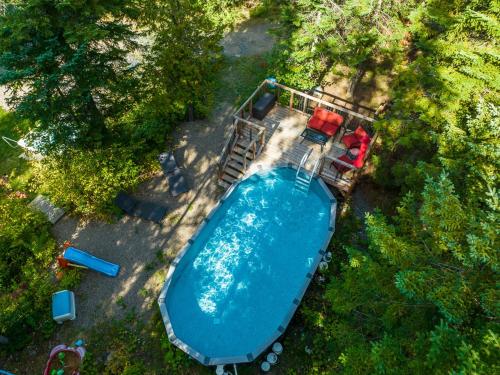 an overhead view of a swimming pool with trees at La Romane Unique Chalet Billard, Spa & Pool in Val-David