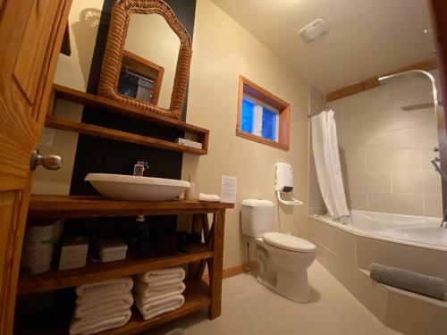 Koupelna v ubytování The Maoli Peaceful Retreat Hot Tub