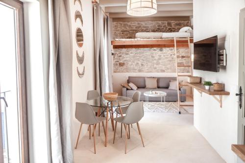un piccolo appartamento con soppalco con tavolo e sedie di 23 - EL REFUGIO DEL MERCADO - Enjoy Tarifa a Tarifa