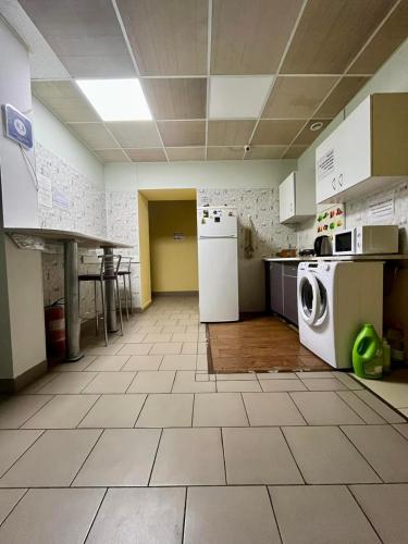 een keuken met een wasmachine en droger in een kamer bij Best4Rest in Kiev