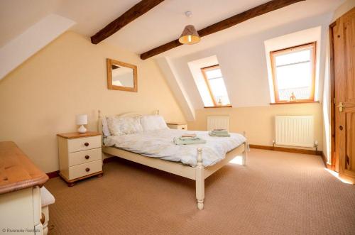 Ένα ή περισσότερα κρεβάτια σε δωμάτιο στο Fennel Cottage - How Hill - Private Fishing Lake for complex
