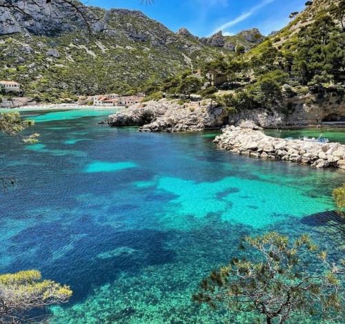 une rivière avec de l'eau turquoise et des rochers dans l'établissement Maison avec jardin proche plages Marseille, à Marseille