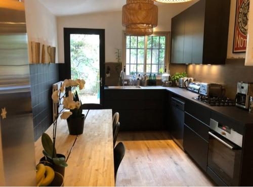 - une cuisine avec une table en bois dans l'établissement Maison avec jardin proche plages Marseille, à Marseille