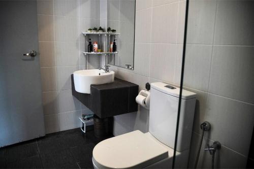 a bathroom with a toilet and a sink at Evo Soho Bangi by Renjana Homestay in Bandar Baru Bangi
