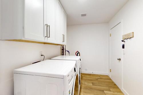 Una cocina con gabinetes blancos y un fregadero. en Family Fresh, en Scottsdale