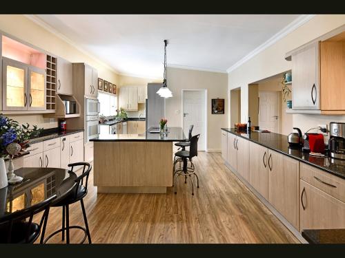 Η κουζίνα ή μικρή κουζίνα στο Petit & Grande Plaisir luxury self-catering