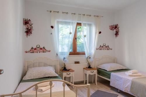 Ένα ή περισσότερα κρεβάτια σε δωμάτιο στο Holiday Home Beti with heated pool