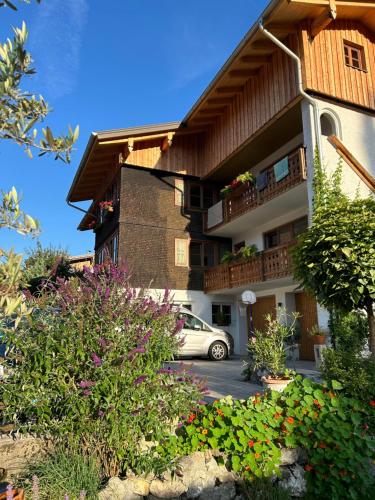 a building with a car parked in a parking lot at s´Bergnestle in Bad Hindelang