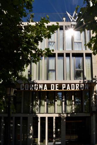 a building with a sign that reads colonia de pariolidis at HOTEL CORONA DE PADRÓN in Padrón