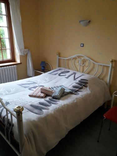 - un lit blanc avec des serviettes dans la chambre dans l'établissement appartement 7 personnes, à Plombières-les-Bains