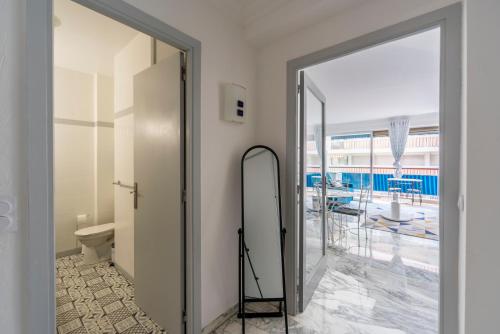 - une salle de bains avec un miroir à côté d'une porte dans l'établissement Grand studio centre-ville cannes aperçu mer, à Cannes