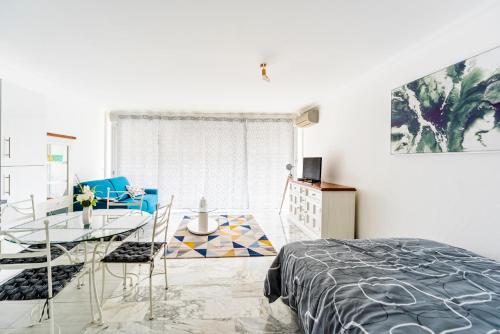 - une chambre avec une table et une salle à manger dans l'établissement Grand studio centre-ville cannes aperçu mer, à Cannes