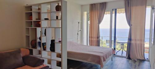 a room with a bed and a room with a balcony at Zara by the sea in Brca