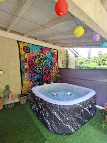 - un grand bain à remous dans une pièce ornée d'un tableau dans l'établissement Les cèdres bleus, à Saint-Médard-de-Mussidan