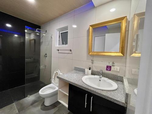 Bilik mandi di Sheryll Escapes - Kandi Palace Grand 2 BR! Housekeeping, Internet!