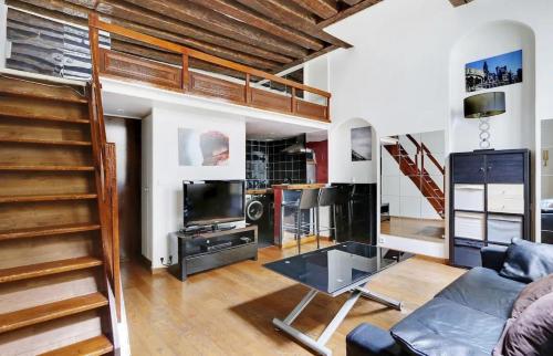 un salon avec un canapé et une table en verre dans l'établissement Paris Marais Ville de VERRE77, à Paris