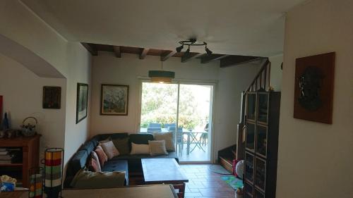 un salon avec un canapé et une table dans l'établissement Villa vue mer 400m plages et commerces calme confort pour 6 à 8 personnes soins de remise en forme possible, à Propriano