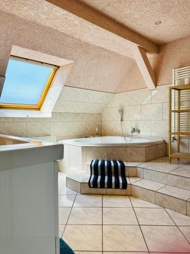 a large bathroom with a tub and a window at Monteurwohnung am Flughafen in Schkeuditz