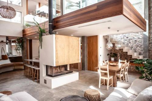 un soggiorno con camino e tavolo di 25 - EL LOFT DEL BARRIO DEL MORAL- Enjoy Tarifa a Tarifa