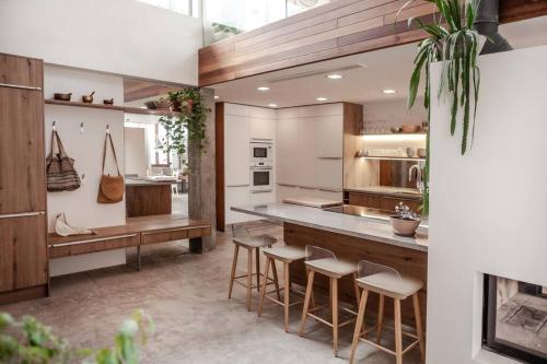 una cucina con un bancone e sgabelli in una stanza di 25 - EL LOFT DEL BARRIO DEL MORAL- Enjoy Tarifa a Tarifa