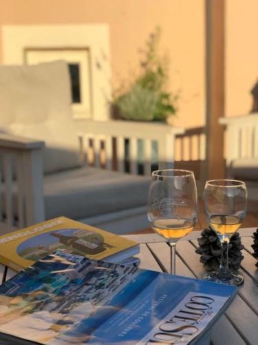 - deux verres de vin assis sur une table dans l'établissement Superbe maison de village et sa terrasse panoramique, à Oupia
