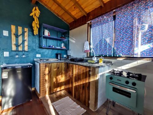 a kitchen with a stove and a green oven at Na'raucária in Cambará