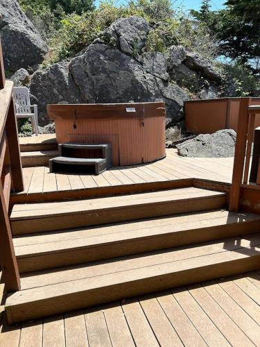Smith RiverにあるOceanview Cabin 20, Private Jacuzzi &large Deckのギャラリーの写真