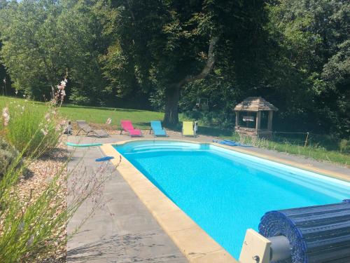 une piscine avec des chaises et un gazebo dans l'établissement Charmant logement, à Saint-Amand-de-Vergt