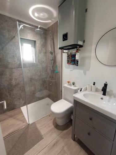 une salle de bain avec une douche, des toilettes et un lavabo dans l'établissement Studio 4 - Appart'hôtel avec balcon - TU ELLETA, à Tulette