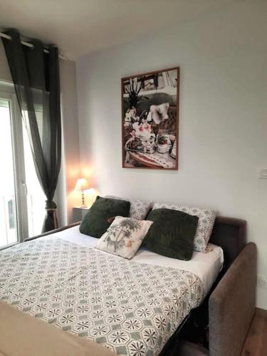 une chambre avec un lit et un tableau au mur dans l'établissement Studio 4 - Appart'hôtel avec balcon - TU ELLETA, à Tulette