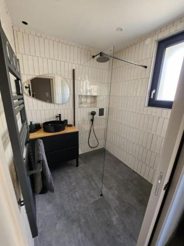 une salle de bain avec douche et lavabo dans l'établissement Appartement avec vue sur mer, à Canet