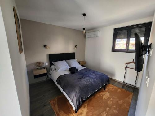 une chambre avec un grand lit dans une pièce dans l'établissement Appartement avec vue sur mer, à Canet