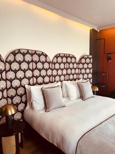 a bedroom with a large bed with a large headboard at Ibis Styles Madrid Centro Maravillas in Madrid