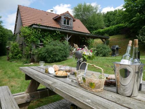 Ποτά στο Chalet charmant à Marigny-l'Église avec cheminée