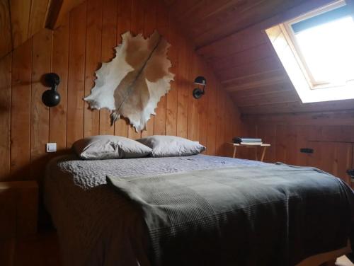 Ένα ή περισσότερα κρεβάτια σε δωμάτιο στο Chalet charmant à Marigny-l'Église avec cheminée