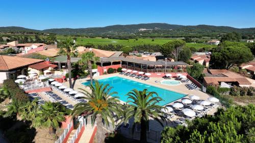 une vue aérienne d'un complexe hôtelier avec piscine dans l'établissement Village Vacances de Ramatuelle - Le Sentier des Pins, à Saint-Tropez
