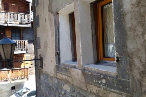 a window on the side of a building at Historische Maisonettewohnung bis 10 Gäste, Magic Pass Belalp, Rosswald und mehr in Naters