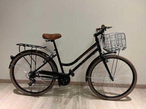 a black bike with a basket sitting in a room at MAR DEL RIO - Torre Península - Playa privada in Conchal