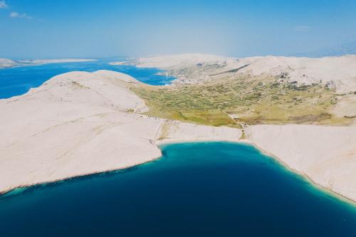 an aerial view of a beach and the water at Villa Mars in Mandre