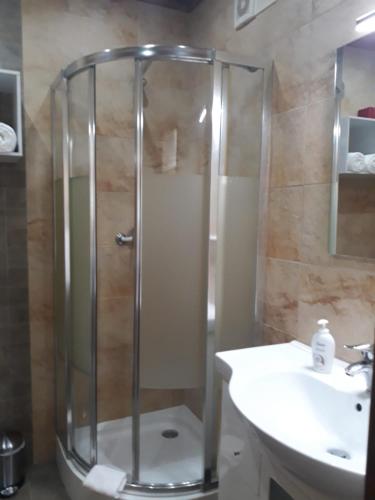 a bathroom with a shower and a sink at Casa das Laranjeiras in Pinhão