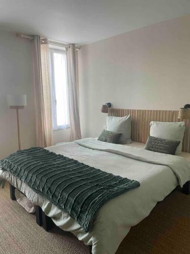 Ένα ή περισσότερα κρεβάτια σε δωμάτιο στο Hanoï Maison de charme avec jacuzzi privé