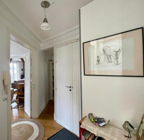 un salon avec une photo d'un éléphant sur le mur dans l'établissement Grand appartement familial Parisien, avec balcon et parking, à Paris