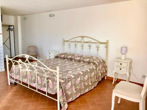 een slaapkamer met een bed en een stoel bij Dimora Zizzi in Fasano