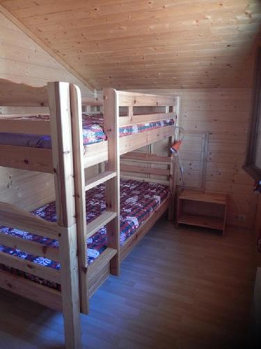 - une chambre avec 2 lits superposés dans une cabine dans l'établissement Chalet Bolquère Pyrénées 2000 à la location pour 6 personnes, à Bolquère-Pyrénées 2000