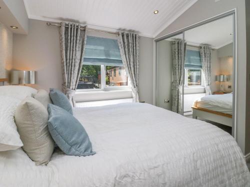 Postel nebo postele na pokoji v ubytování Waterside Lodge