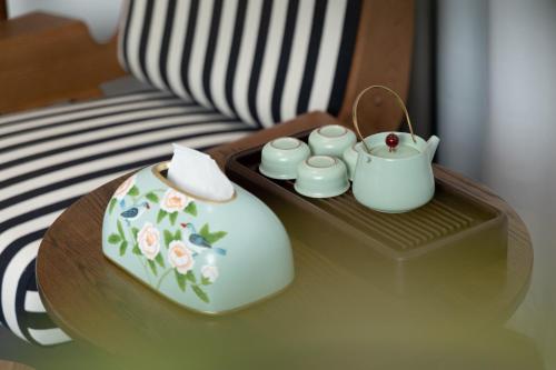 Příslušenství pro přípravu čaje a kávy v ubytování 五福居 Five Blessings Hotel