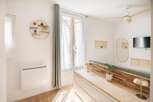 - un salon avec un banc et une fenêtre dans l'établissement TERASU Arles - Duplex centre historique avec Terrasse, à Arles