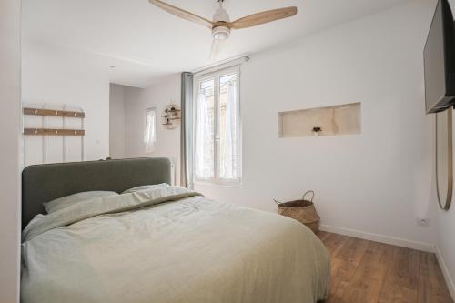 une chambre avec un lit et un ventilateur de plafond dans l'établissement TERASU Arles - Duplex centre historique avec Terrasse, à Arles