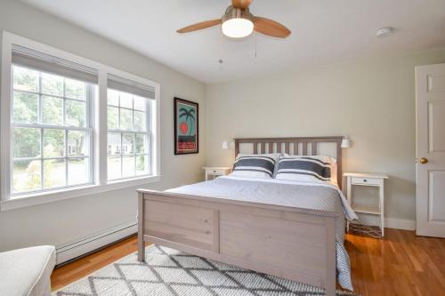 Ένα ή περισσότερα κρεβάτια σε δωμάτιο στο Fully Renovated Walk to Scargo Lake