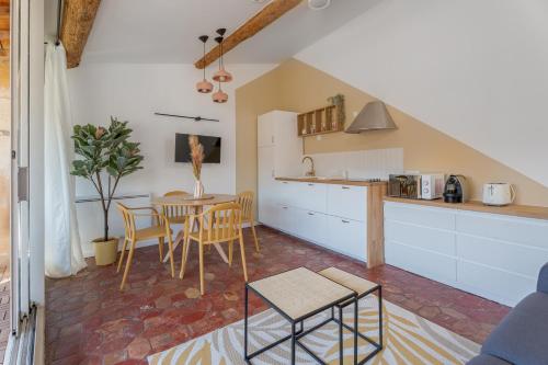 une cuisine et une salle à manger avec une table et des chaises dans l'établissement TERASU Arles - Duplex centre historique avec Terrasse, à Arles